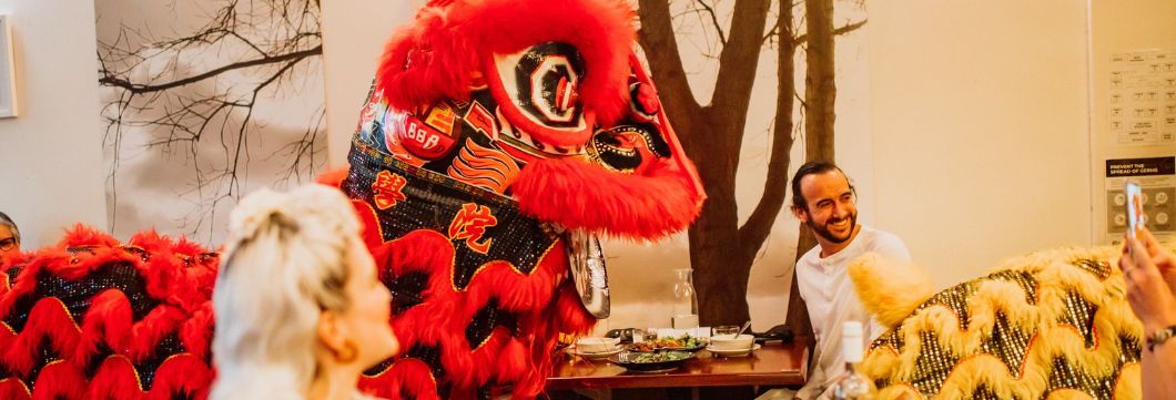 Lion dancer surprises patron in restaurant